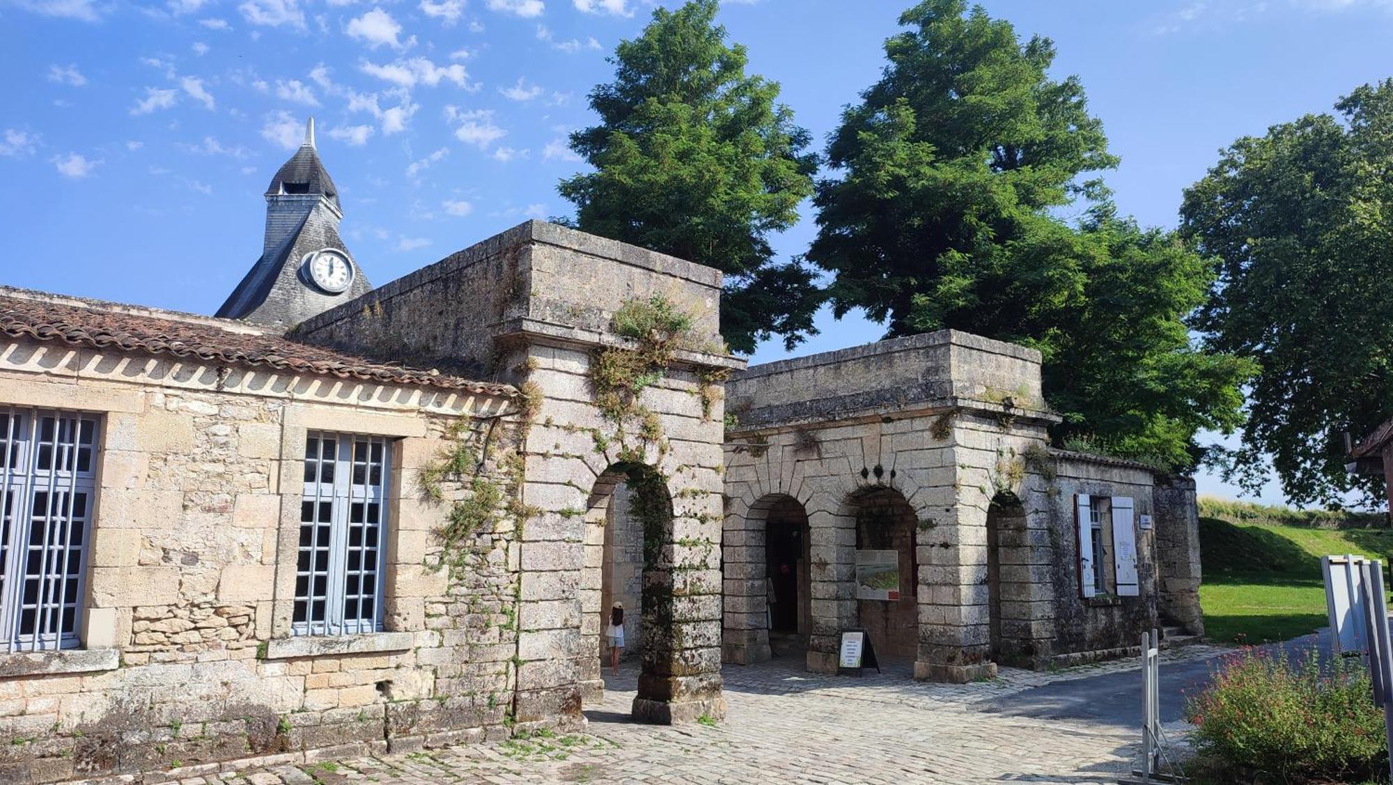 Maison Charmeilles - Le Studio Canon De Fronsac Hotel Fronsac  Buitenkant foto